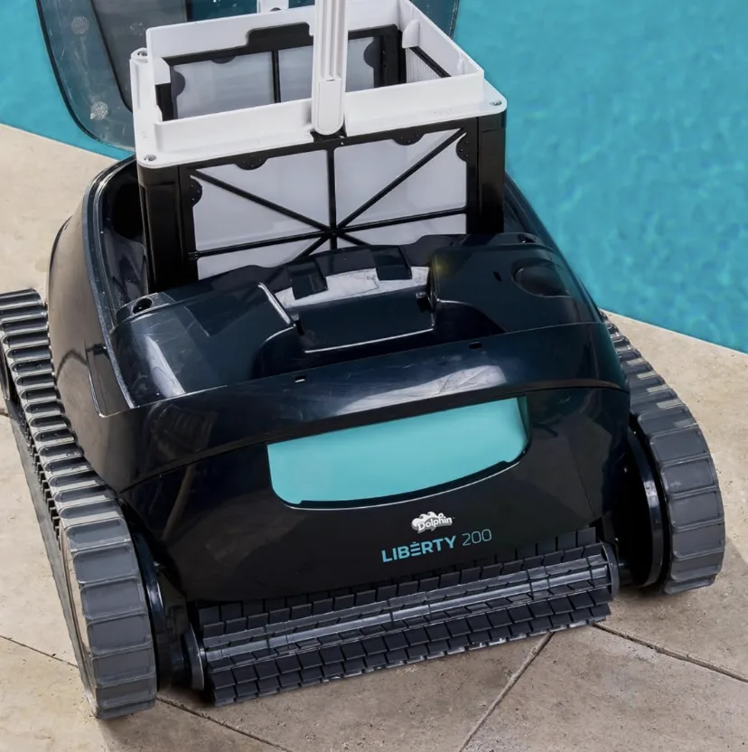 Robot en fonctionnement dans bassin sans câble visible