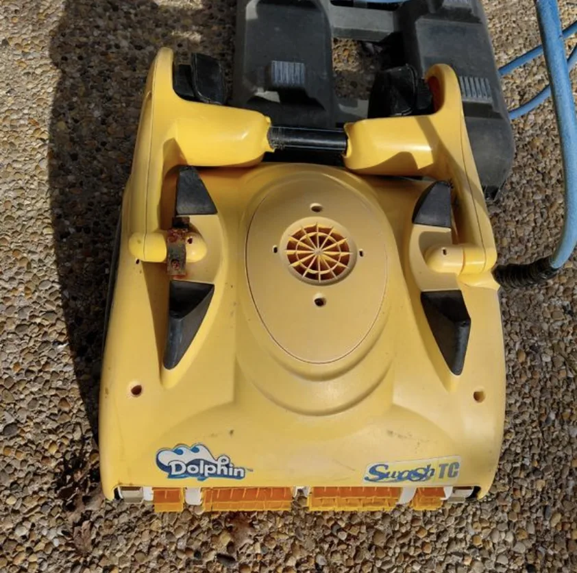 Sortie de l'eau fastidieuse du robot piscine lourd
