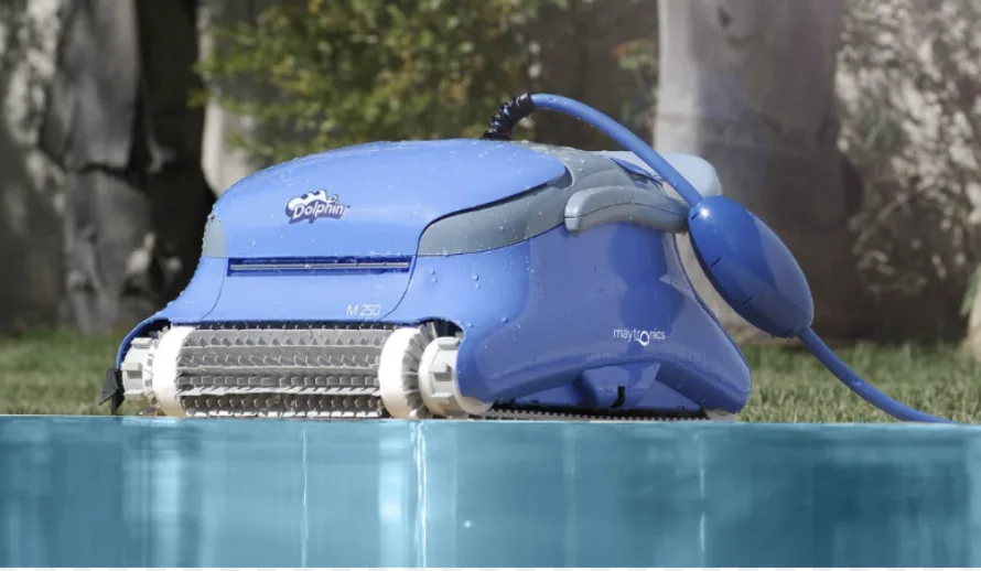 Robot de piscine Dolphin posé sur la margelle, capot ouvert pour diagnostic de la turbine