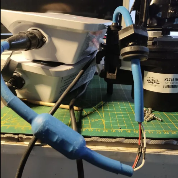 Éclaté d'un robot Dolphin montrant les pièces d'usure : chenilles, brosses mousse et cartouches filtrantes